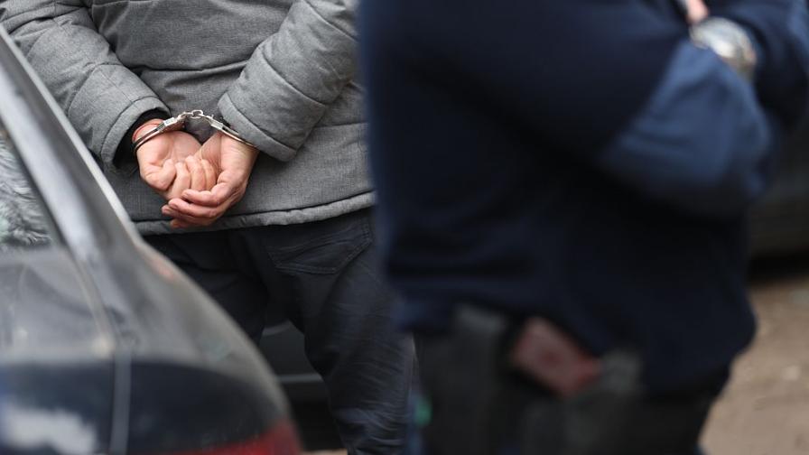 Арестуваха кмет за купуване на гласове в Търговищко