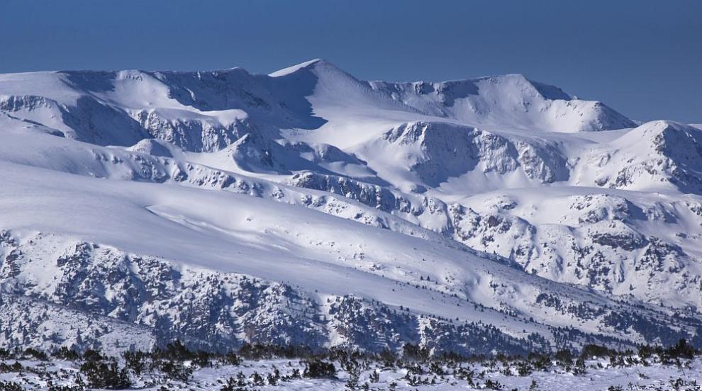 Опасно време в планината и спешни акции - спасители се опитват да евакуират жена от хижа в Рила