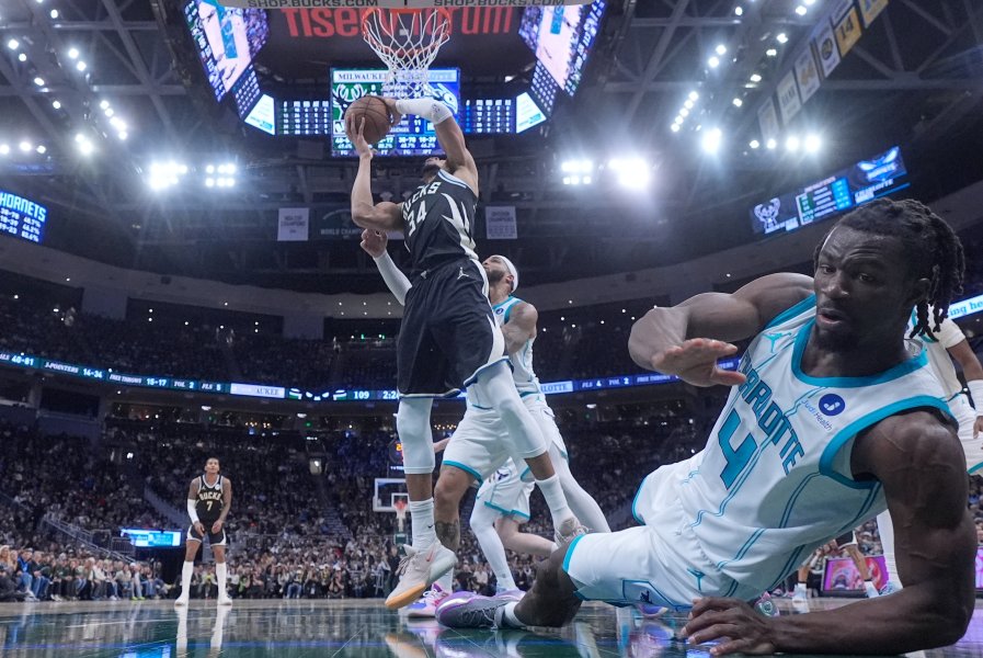 Милуоки Бъкс Шарлът Хорнетс1