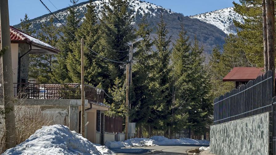 <p>Затварят пътищата към Витоша заради ураганен вятър</p>