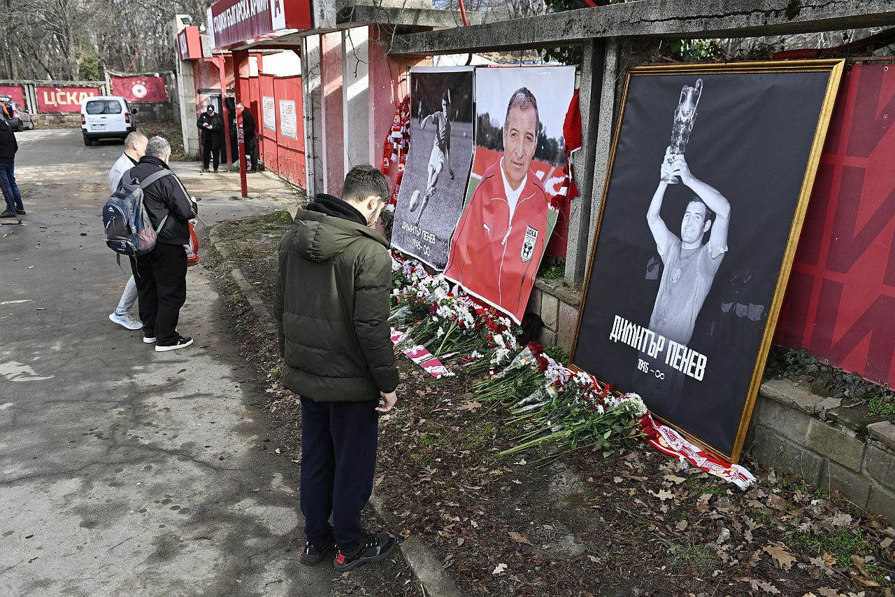 <p>Стотици българи се стекоха пред централния вход на стадион &bdquo;Българска армия&ldquo; в столицата, за да отдадат почит на Димитър Пенев. От вчера вечерта пред &bdquo;Армията&ldquo; беше оформен специален възпоменателен кът, където всеки може да се сбогува с Пената с цветя, да запали свещ или да остави предмет за спомен.</p>