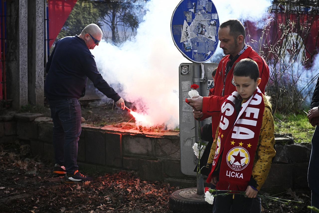 <p>Стотици българи се стекоха пред централния вход на стадион &bdquo;Българска армия&ldquo; в столицата, за да отдадат почит на Димитър Пенев. От вчера вечерта пред &bdquo;Армията&ldquo; беше оформен специален възпоменателен кът, където всеки може да се сбогува с Пената с цветя, да запали свещ или да остави предмет за спомен.</p>