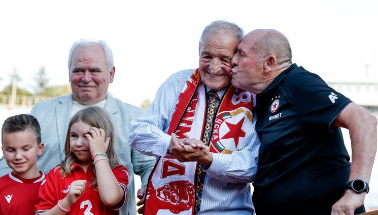 Футбол - Бербатов подкрепи прекръстването на 