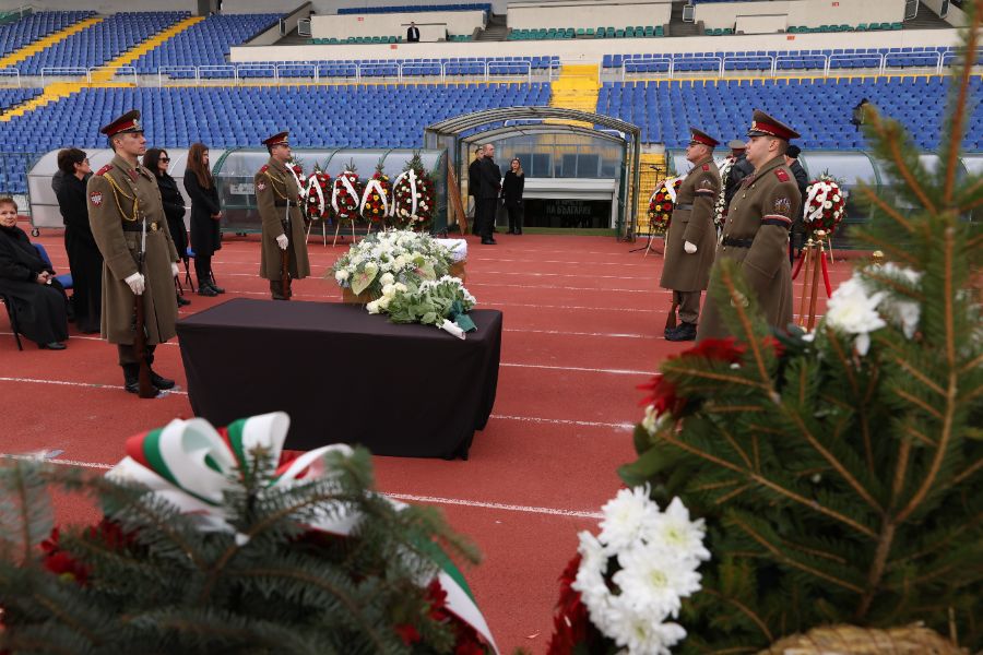 <p>България се прощава с легендарния футболен треньор Димитър Пенев.</p>