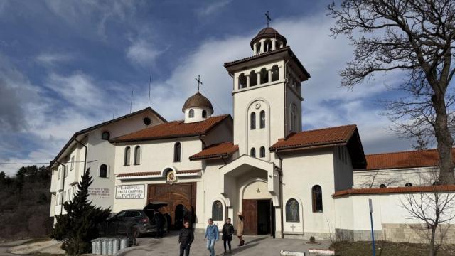 Мощите на Света Петка Българска освещават мястото на Клисурския манастир край Банкя