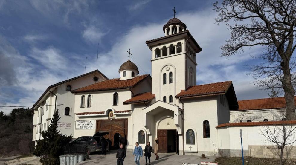 Мощите на Света Петка Българска освещават мястото на Клисурския манастир край Банкя