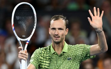 Медведев започна годината с експресен успех над Фучович