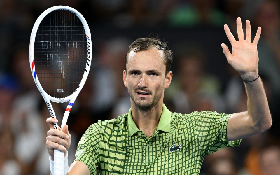 Медведев започна годината с експресен успех над Фучович