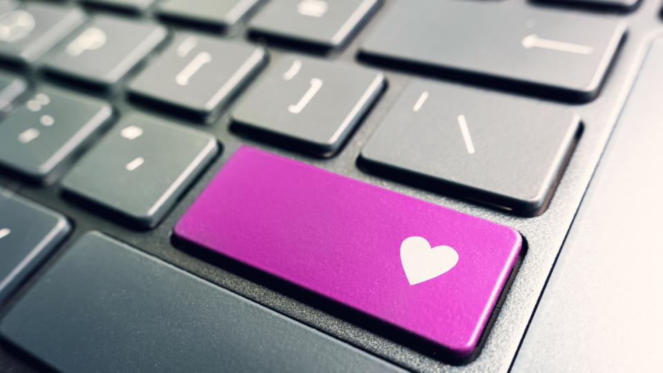 Дигитална интимност: Защо все повече връзки започват (и приключват) онлайн
