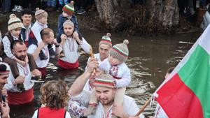 Мъжете от Калофер влязоха във водите на река Тунджа на