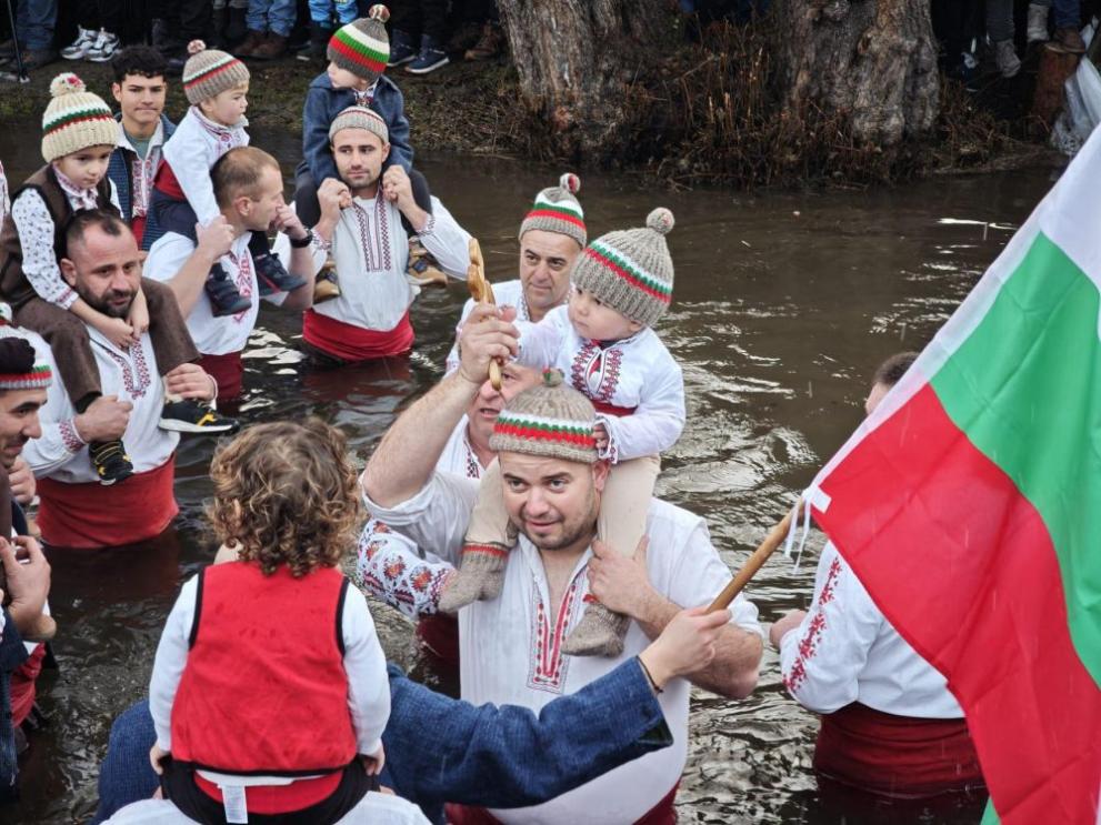 Мъжете от Калофер влязоха във водите на река Тунджа на