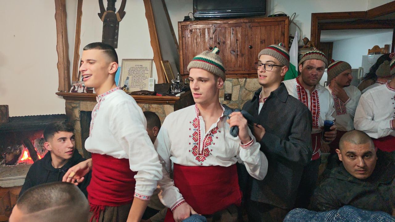 <p>Мъжкото хоро влезе във водите на река Тунджа в Калофер в 8.00 часа днес, 6 януари. Кулминацията в града на Ботев идва с мъжкото хоро във водата. Свещеникът хвърли кръста, а извадилият го го предаде на най-младия участник в хорото. Тази година - 2026 г, това е Антон от Калофер, който е на година и половина.</p>