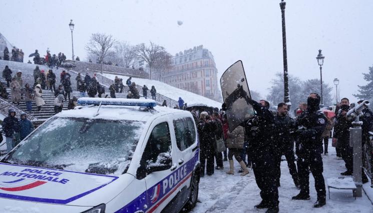 s - СНЕЖЕН КОЛАПС: Влакове и самолети блокирани в Нидерландия и Франция
