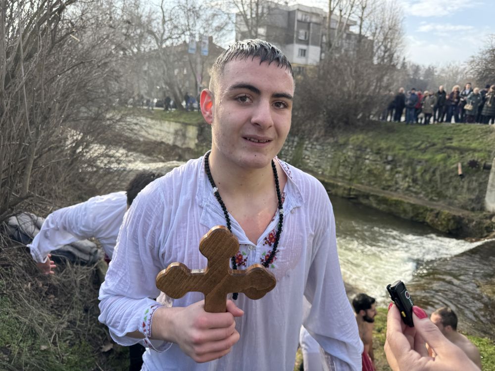 Разпятието от водите на Старата река извади 16-годишният Виктор Трендафилов в Казанлък.