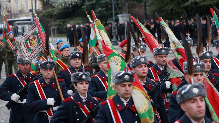 <p>Бойните знамена на Българската армия бяха осветени с тържествен водосвет (СНИМКИ)</p>