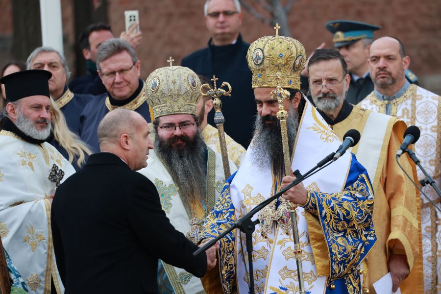 <p>Пред паметника на Незнайния воин в София беше отслужен традиционният богоявленски водосвет на бойните знамена, флаговете и знамената-светини на Българската армия.</p>