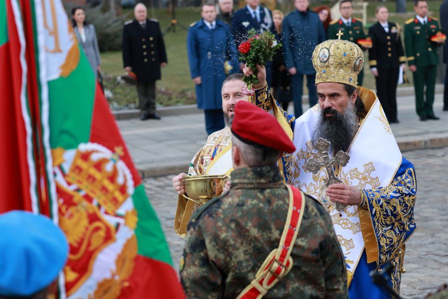 <p>Пред паметника на Незнайния воин в София беше отслужен традиционният богоявленски водосвет на бойните знамена, флаговете и знамената-светини на Българската армия.</p>