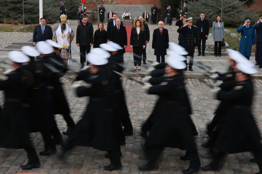 <p>Пред паметника на Незнайния воин в София беше отслужен традиционният богоявленски водосвет на бойните знамена, флаговете и знамената-светини на Българската армия.</p>