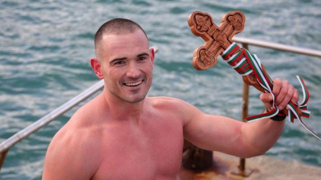 Срещу студа, водени от вярата: Мъжете, които скочиха за Светия кръст (ГАЛЕРИЯ)