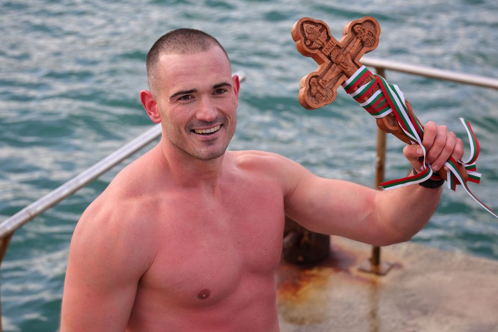 Светият кръст в Бургас спаси 30-годишният Иван Стоянов.