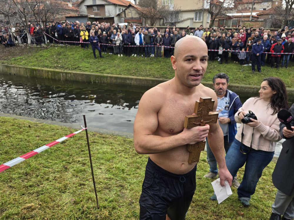 Коста Гамов извади богоявленския кръст от река Новоселска.