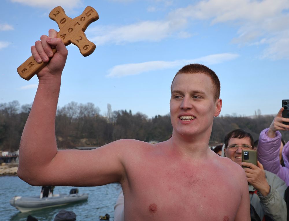 В ледената морска вода във Варна пръв до светинята стигна<strong> Георги Венов на 17 години от Враца.</strong>