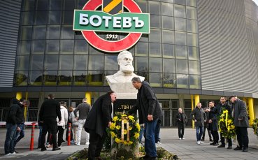 Представителният отбор на Ботев Пловдив поднесе цветя и венци пред паметника на Христо Ботев