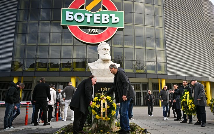 Представителният отбор на Ботев Пловдив поднесе цветя и венци пред паметника на Христо Ботев