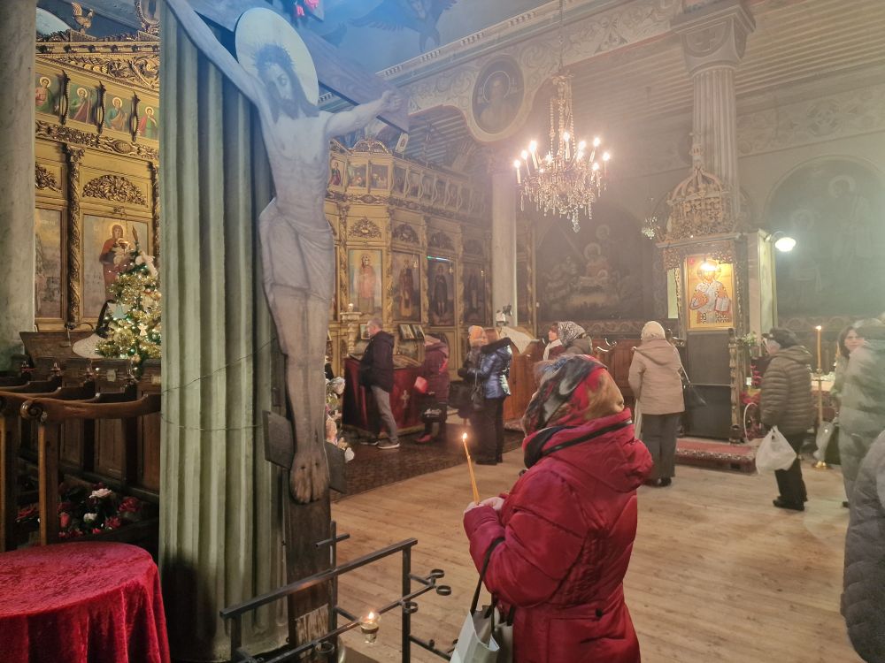 Това каза архиерейският наместник на Разградска духовна околия отец Георги, който отслужи<strong> Богоявленски водосвет на ритуала по спасяването на светия кръст.</strong>