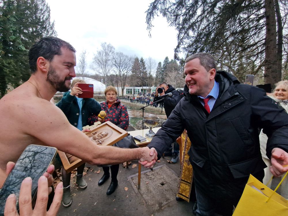 22-годишният Евгени Зафиров извади Богоявленския кръст.