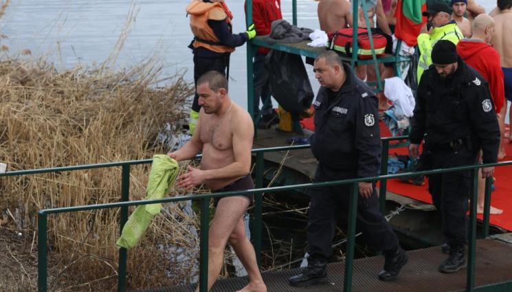 с - ВИСОКО НАПРЕЖЕНИЕ НА БОГОЯВЛЕНИЕ: Мъж крещи на патриарх Даниил