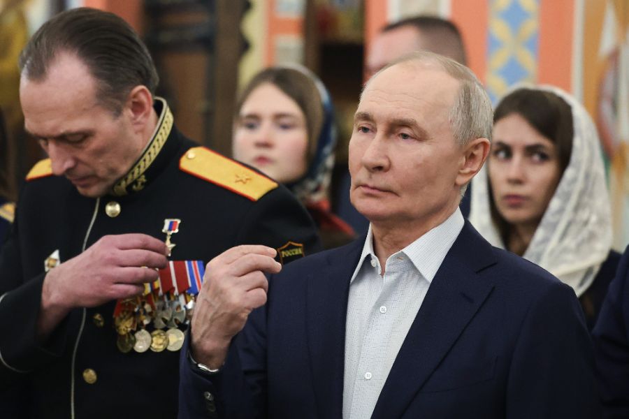 <p>Президентът на Русия Владимир Путин присъства рано тази сутрин на руската православна коледна служба в църква близо до Москва, като приветства "свещената мисия" на войските си да защитават страната, съчетавайки церемонията с празнично обръщение за единство, благотворителност и подкрепа за въоръжените сили, предаде Ройтерс.</p>