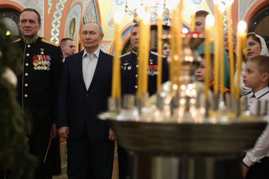 <p>Президентът на Русия Владимир Путин присъства рано тази сутрин на руската православна коледна служба в църква близо до Москва, като приветства "свещената мисия" на войските си да защитават страната, съчетавайки церемонията с празнично обръщение за единство, благотворителност и подкрепа за въоръжените сили, предаде Ройтерс.</p>