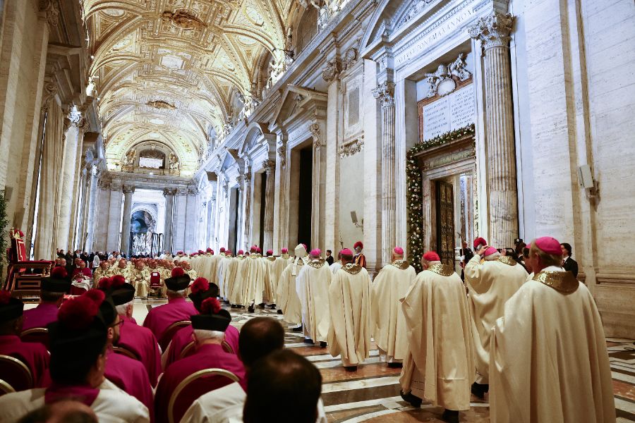 <p>С призиви за мир, с пожелание за надежда и с предупреждение срещу самозабравата на властимащите, папа Лъв Четиринадесети сложи край с тържествена литургия на Богоявление на Юбилея на Римокатолическата църква. Вчера папата затвори и последната от светите врати, отворени за Юбилейната година &ndash; тази във ватиканската базилика &bdquo;Свети Петър&ldquo;, след като в периода 25 декември - 2 януари последователно бяха затворени светите двери и в римските базилики &bdquo;Санта Мария Маджоре&ldquo;, &bdquo;Сан Паоло фуори ле Мура&ldquo;, &bdquo;Сан Джовани ин Латерано&ldquo; и специалната света врата, отворена по настояване на предходния папа Франциск в римския затвор "Ребибия", обобщават италиански медии.</p>