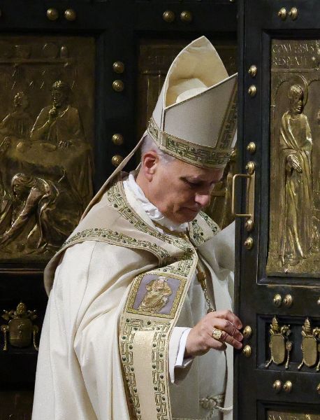 <p>С призиви за мир, с пожелание за надежда и с предупреждение срещу самозабравата на властимащите, папа Лъв Четиринадесети сложи край с тържествена литургия на Богоявление на Юбилея на Римокатолическата църква. Вчера папата затвори и последната от светите врати, отворени за Юбилейната година &ndash; тази във ватиканската базилика &bdquo;Свети Петър&ldquo;, след като в периода 25 декември - 2 януари последователно бяха затворени светите двери и в римските базилики &bdquo;Санта Мария Маджоре&ldquo;, &bdquo;Сан Паоло фуори ле Мура&ldquo;, &bdquo;Сан Джовани ин Латерано&ldquo; и специалната света врата, отворена по настояване на предходния папа Франциск в римския затвор "Ребибия", обобщават италиански медии.</p>