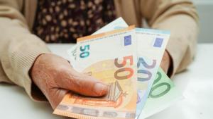 Започна изплащането на първите пенсии в евро в пощенските клонове