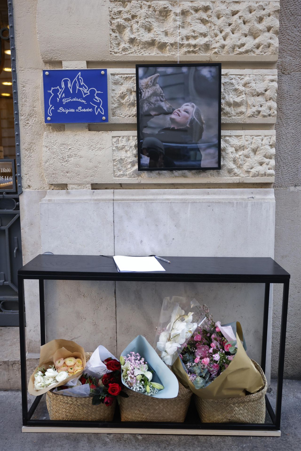 <p>Френската киноикона Брижит Бардо ще бъде погребана в родния ѝ град Сен Тропе. Скромното изпращане в последния ѝ път ще отрази нейната дългогодишна любов към животните, както и крайнодесните ѝ политически възгледи.</p>