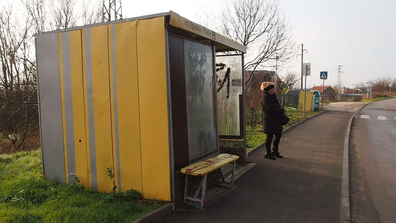 Автобусна спирка във Варна е преобразена в уютен домашен хол (СНИМКИ)