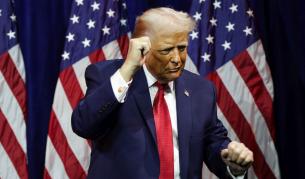 Тръмп носи "уникален аксесоар" по време на среща с представители на петролни компании