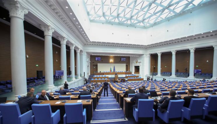 депутати - Депутатите с воаяжи в чужбина за над 749 000 лв.