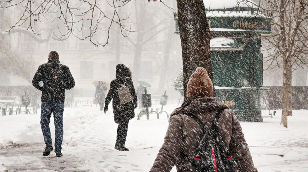 Снежната покривка в София достигна 10 см, каква е ситуацията в града