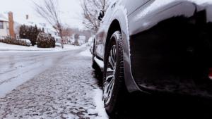 Автомобил самокатастрофира на Паметника на Васил Левски в София съобщиха очевидци в социалните мрежи