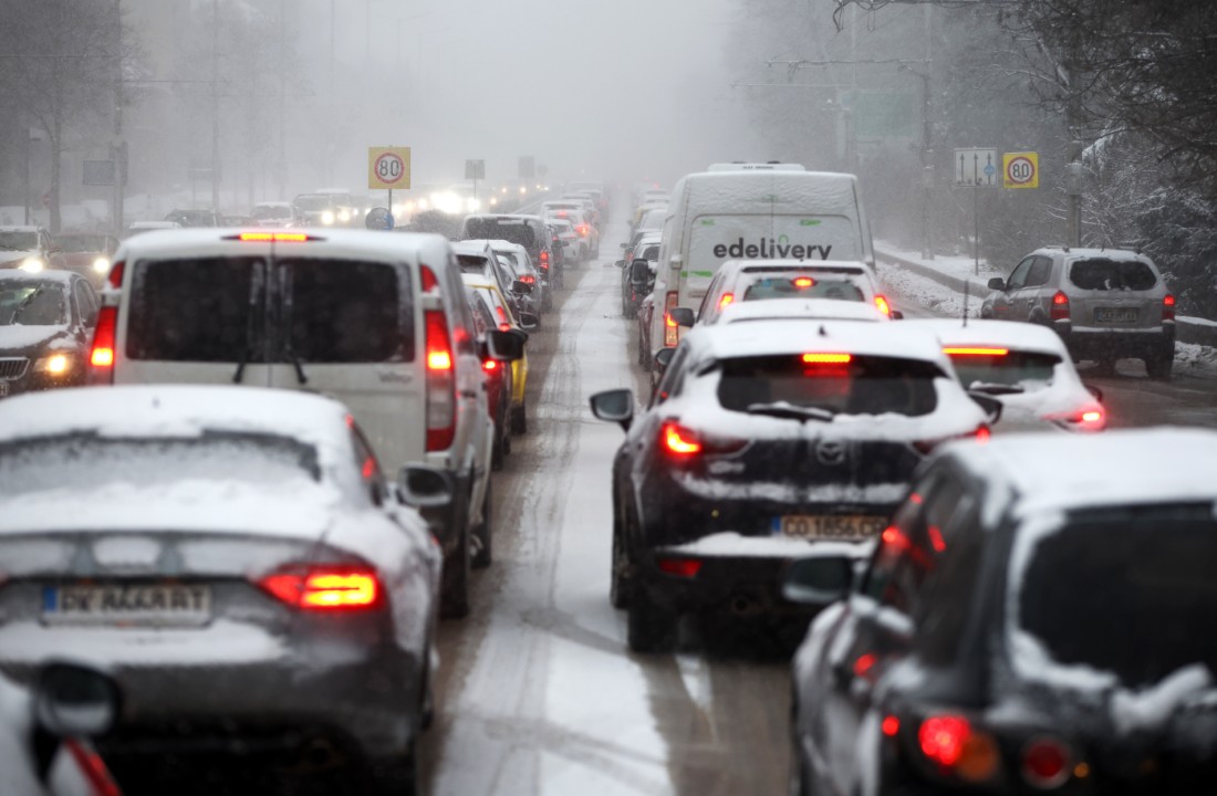 <p>Интензивен сняг тази сутрин затрудни придвижването в София. През нощта валя дъжд, но около 04:00 премина в сняг. Рязко паднаха и температурите.</p>