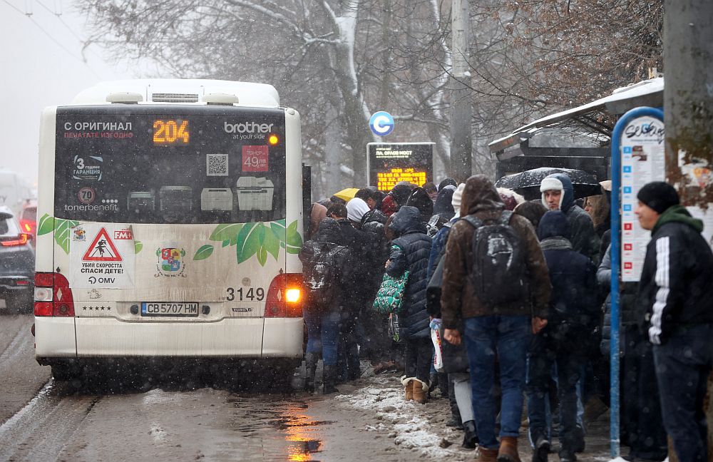 Зимата се завърна с пълна сила в цялата страна