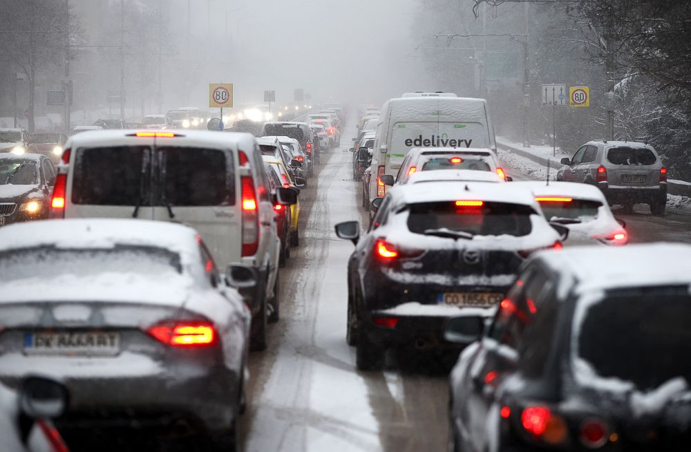 Зимата се завърна с пълна сила в цялата страна