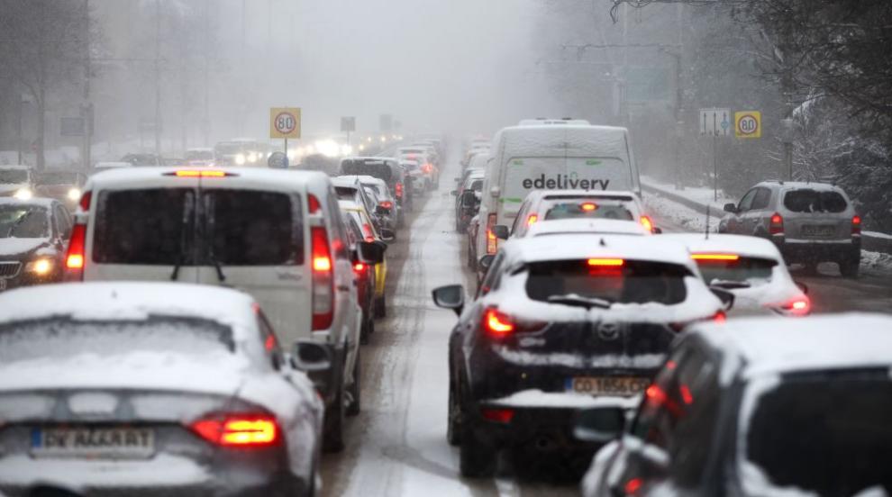 София в зимен режим: 160 снегорини в готовност, спрени автобуси и предупреждение за шофьорите