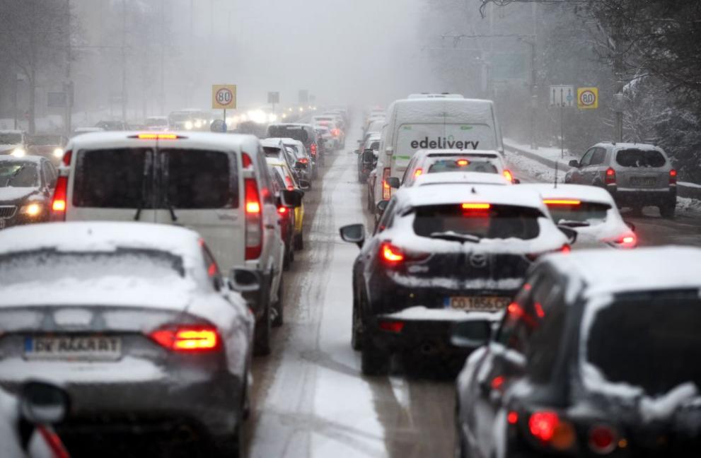 През нощта са извършени обработки със смеси против заледяване в