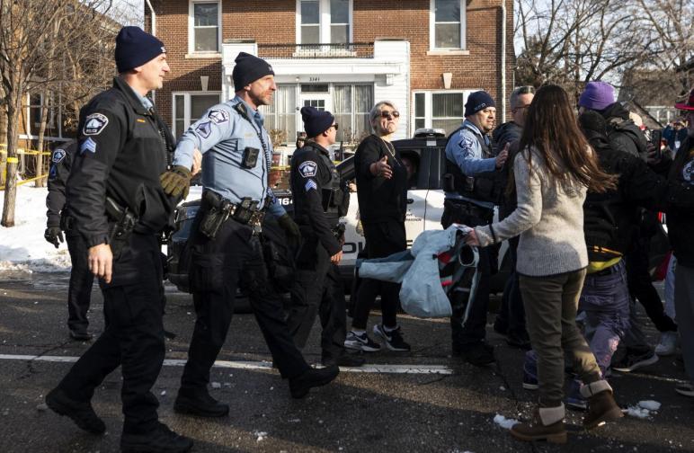 Минеаполис убийство протести