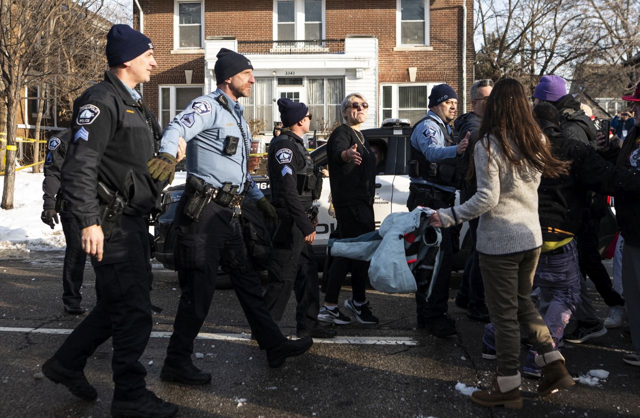 <p>САЩ са обхванати от протести и траур, след като 37-годишната Рене Никол Гуд беше смъртоносно простреляна от агент на ICE в Минеаполис, а кадри от стрелбата, демонстрациите и белите рози върху окървавения сняг обиколиха страната.</p>