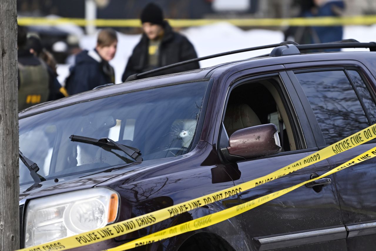 <p>САЩ са обхванати от протести и траур, след като 37-годишната Рене Никол Гуд беше смъртоносно простреляна от агент на ICE в Минеаполис, а кадри от стрелбата, демонстрациите и белите рози върху окървавения сняг обиколиха страната.</p>